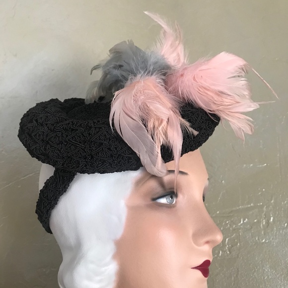 INGENIOUS 1930s\' TILT HAT MADE WITH WOVEN BLACK CORDING + PINK & BLUE FEATHERS main image 7